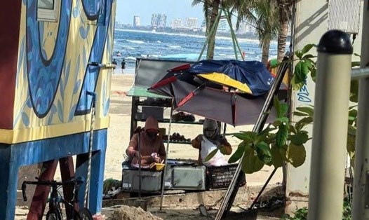 Đà Nẵng phản hồi việc người dân bán bánh mì ngay dưới bãi biển Mỹ Khê. Ảnh: Người dân cung cấp