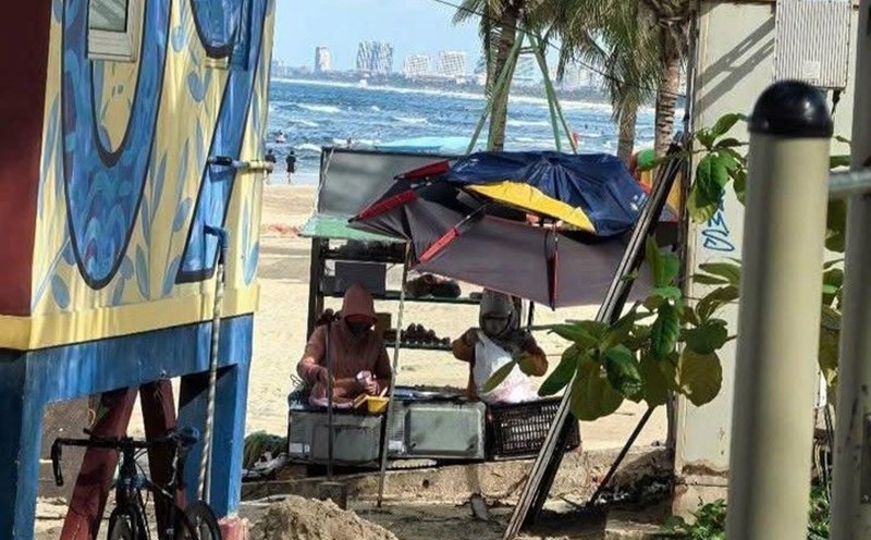 Da Nang responds to people selling banh mi right under My Khe beach. Photo: Provided by the people