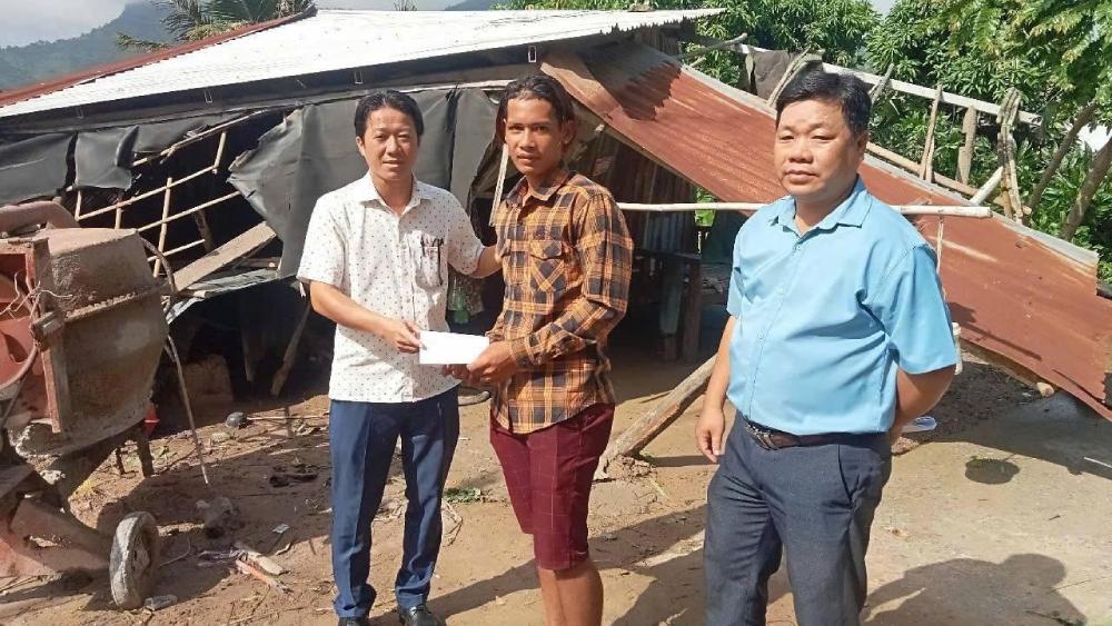 Ho tro cac ho dan bi thiet hai. Anh: UBND xa cung cap