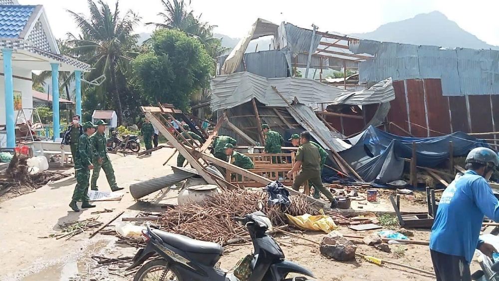 Cac luc luong ho tro nguoi dan khac phuc hau qua thien tai. Anh: UBND xa cung cap
