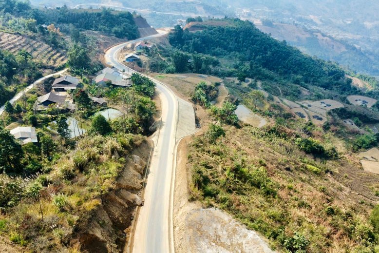 Duong tram ti dong noi khu du lich ho Ba Be giup thu hut dau tu, du lich. Anh: Nhat Tan.