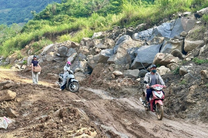 Viec di chuyen qua khu vuc co nguy co sat lo tiem an nguy co mat an toan. Anh: Nhat Tan.