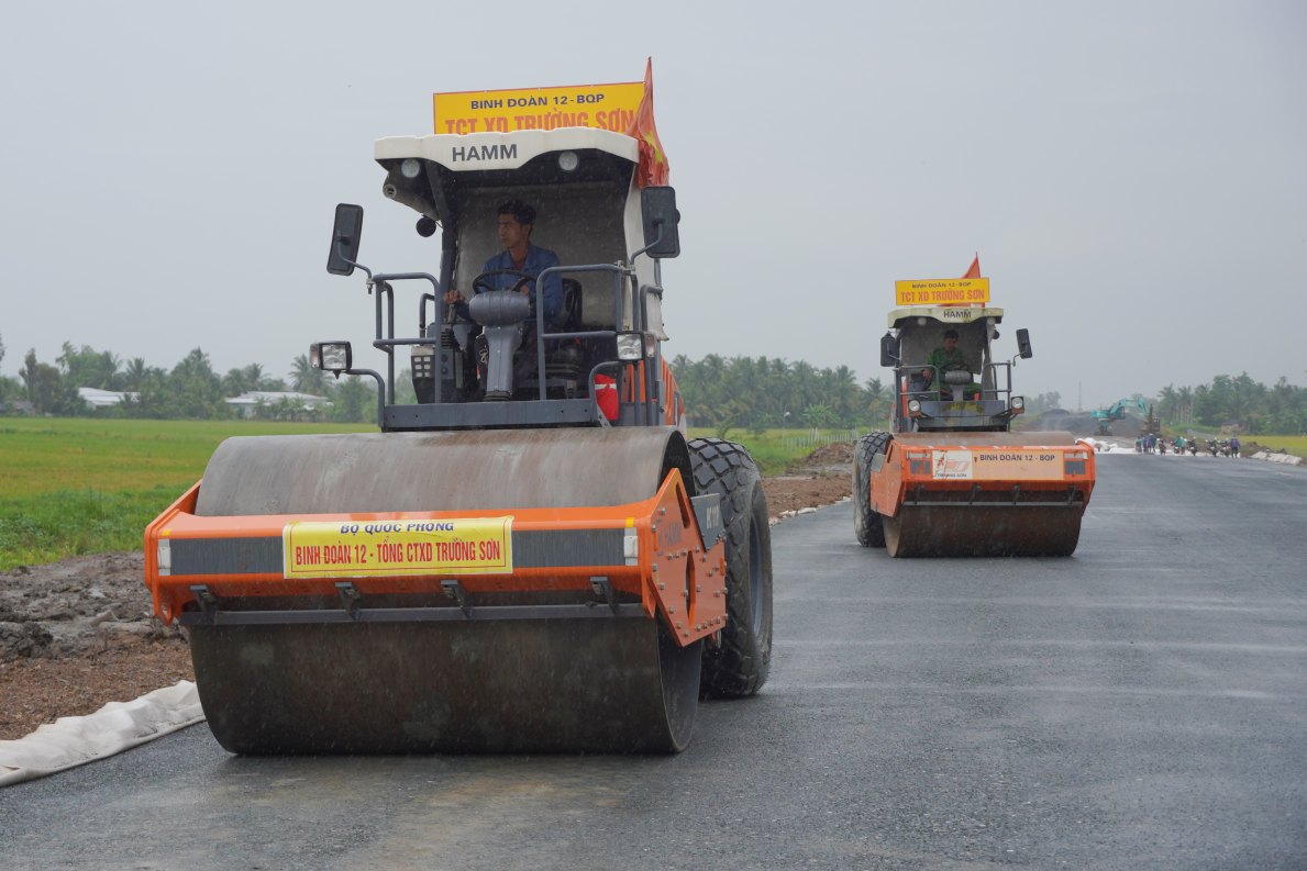 Despite bad weather, the Can Tho - Ca Mau expressway construction site is still "hot" to reach the finish line