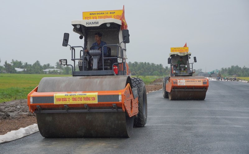 Despite bad weather, the Can Tho - Ca Mau expressway construction site is still "hot" to reach the finish line
