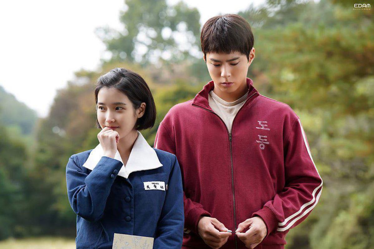 IU va Park Bo Gum trong bo phim “Khi cuoc doi cho ban qua quyt“. Anh: Edam/Netflix