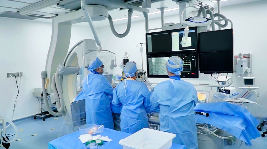 重度の硝酸化性冠状動脈疾患の手術を行っている医師。写真:FV病院