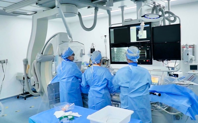 The doctor is performing surgery on a case of severe calcificated coronary artery disease. Photo: FV Hospital
