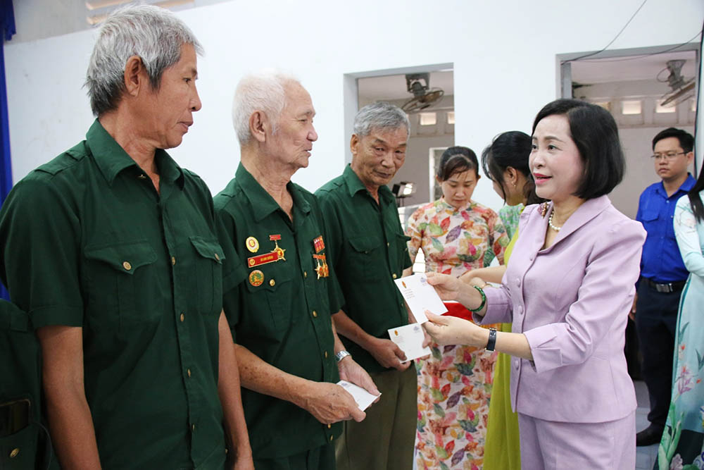 Pho Chu tich Quoc hoi trao qua. Anh: Nhat Truong