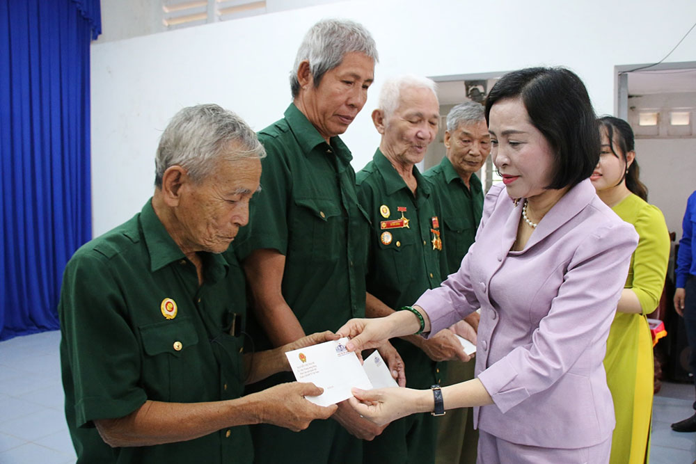 Nguyen Thi Thanh 국회 부의장이 Tan Dong 코뮌(Tay Ninh 지방) 지역의 정책 가족과 공로자에게 선물을 전달하고 있습니다. 사진: Nhat Truong