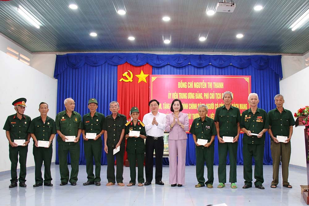 ho Chu tich Quoc hoi Nguyen Thi Thanh va Bi thu Tinh uy Tay Ninh Nguyen Van Quyet trao qua tang cac gia dinh chinh sach, nguoi co cong tren dia ban xa Tan Dong. Anh: Nhat Truong