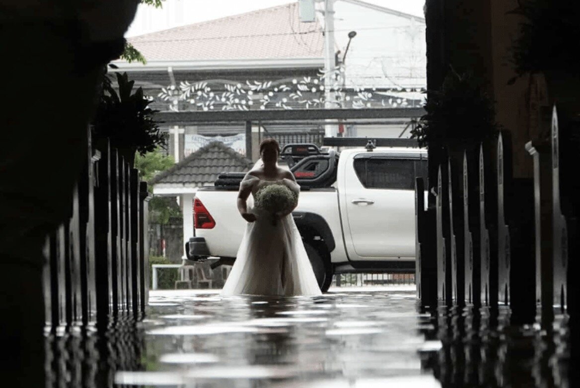필리핀 커플이 위파 태풍 후 홍수 속에서 교회에서 결혼식을 올리고 있습니다. 사진: 바라소아인 교회