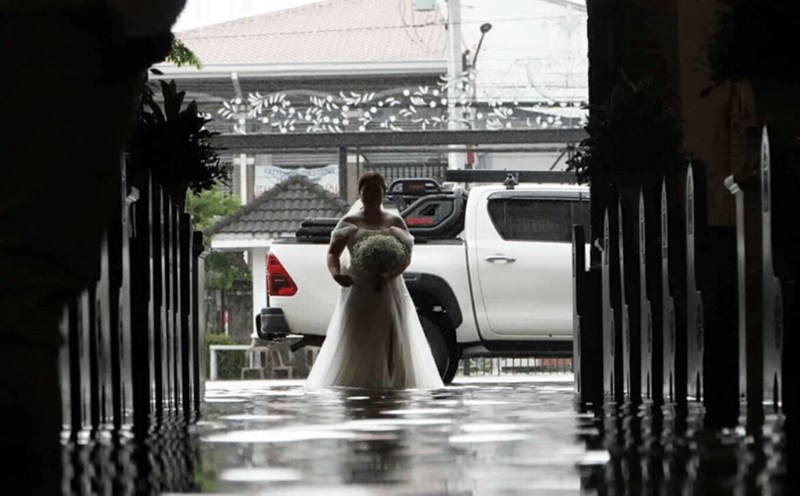 The Philippine couple got married at a church amid flooding after Typhoon Wipha. Photo: Barasoain Church
