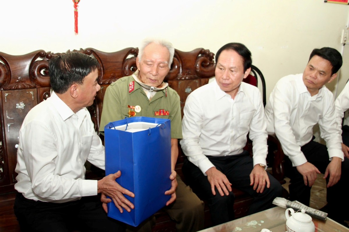 Thuong truc Ban Bi thu Tran Cam Tu bay to long biet on sau sac doi voi nhung cong hien, hi sinh cua thuong binh Pham Huy Hong tai phuong Hai An. Ảnh: Cong TTDT Hai Phong