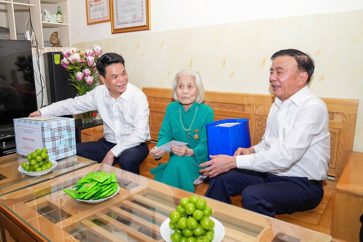 Thuong truc Ban Bi thu Tran Cam Tu tham, tang qua Me Viet Nam Anh hung Tran Thi Cai tai phuong Gia Vien. Ảnh: Cong TTDT Hai Phong
