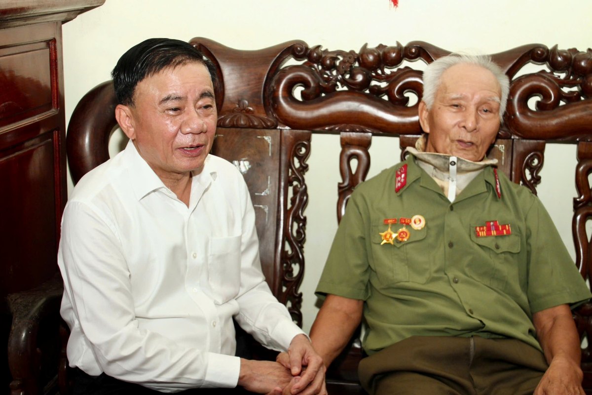 Tran Cam Tu 동지 – 정치국 위원 비서처 상임위원이 하이안 동에서 1/4급 상이군인 Pham Huy Hong 씨에게 선물을 주기 위해 왕관을 방문했습니다. 사진: Cỏng TTDT 하이퐁