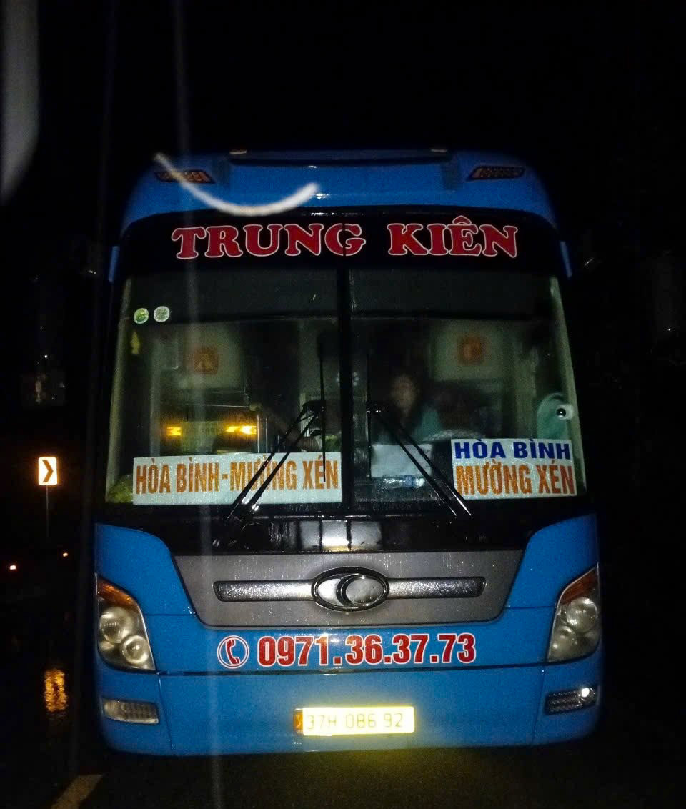 Chiec xe bi mac ket. Anh: Nha xe cung cap