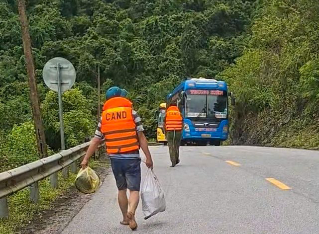 Luc luong chuc nang tiep can duoc xe mac ket. Anh: Nguyen Long