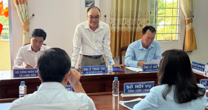 Chu tich UBND xa Long Huu - Le Thanh Tam bao cao tai buoi lam viec. Anh: Hoang Loc