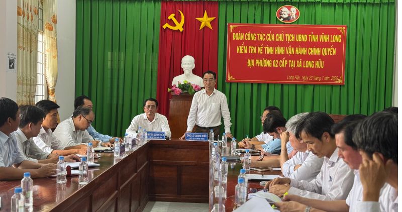 Chu tich UBND tinh chi dao tai buoi lam viec o xa Long Huu. Anh: Hoang Loc