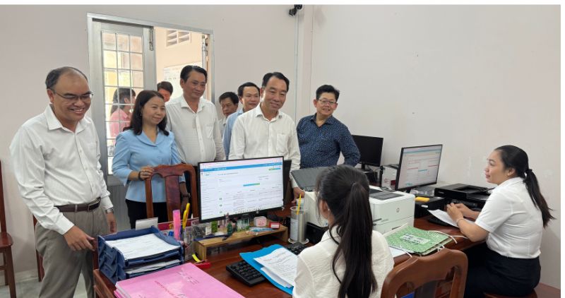 성 인민위원회 위원장이 Long Huu 코뮌 공공 행정 서비스 센터를 점검하고 있습니다. 사진: Hoang Loc