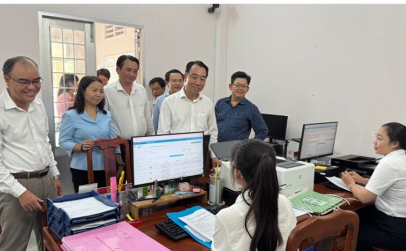 The Chairman of the Provincial People's Committee inspected the Long Huu Commune Public Administration Service Center. Photo: Hoang Loc