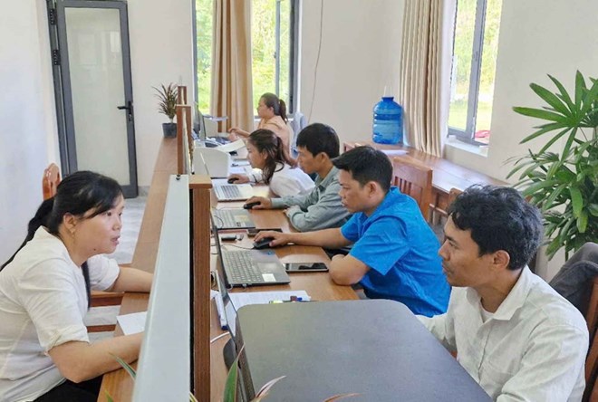 Leaders of departments, branches, sectors and localities in Da Nang will be responsible for personally explaining any assigned tasks that are behind schedule (in the photo are people coming to do paperwork at the Song Kon Commune Public Administration Service Center, Da Nang). Photo: An Thuong
