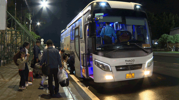 건설부는 간부 셔틀 버스 운행을 중단하여 개인이 필요와 시간에 맞는 버스를 적극적으로 찾을 수 있도록 합니다. 사진: Doan Binh