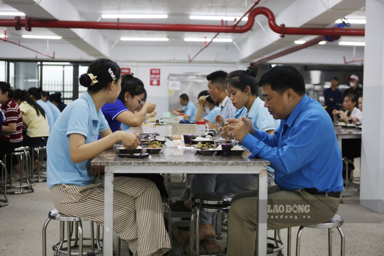 ラオカイ省労働組合連盟の指導者が、Unico Global社の労働者と一緒に昼食をとります。写真:ヴァン・ドゥック.