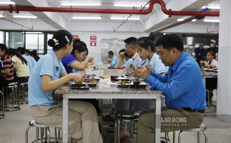 Leaders of Lao Cai Provincial Labor Federation had lunch with workers of Unico Global Company. Photo: Van Duc.