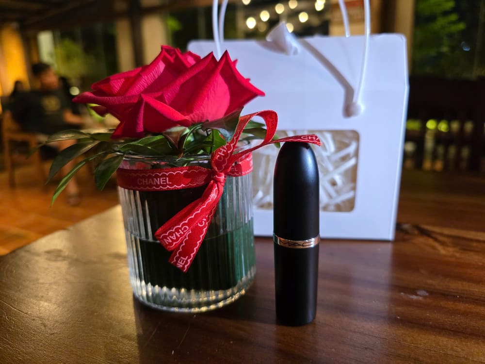 lipstick will be a meaningful gift for loved ones on a special anniversary. Photo: Tuan Dat