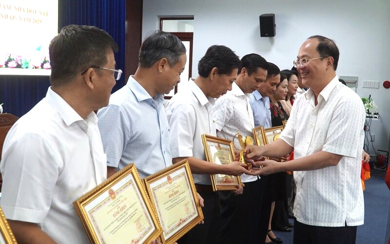 El secretario del Comite del Partido Provincial de CA MAU, Nguyen Ho Hai, otorgo el certificado de merito del Presidente del Comite Popular Provincial a 11 colectivos con logros para contribuir a la financiacion para implementar el trabajo de borrar casas temporales y casas rectadas en el area. Foto: Nhat Ho