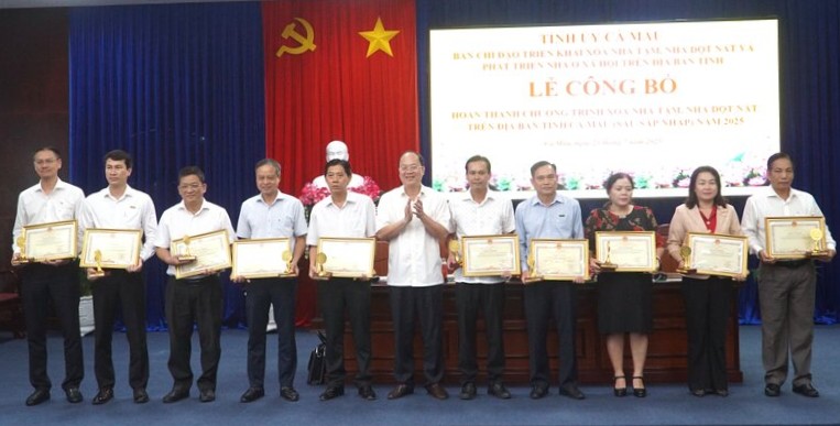 Bi thu Tinh uy Ca Mau Nguyen Ho Hai tang bang khen cho cac don vi thuc hien tot Chuong trinh xoa nha tam khu vuc Bac Lieu cu. Anh: Nhat Ho