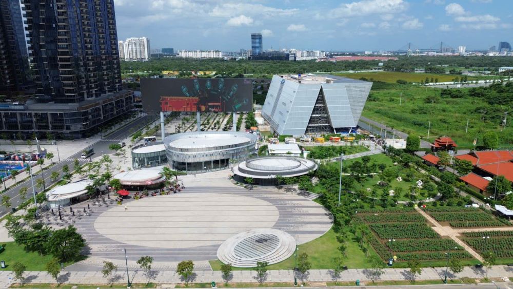 Goc nhin tu phia song Sai Gon, cong trinh noi bat giua khong gian kien truc hien dai cua Thu Thiem. Ảnh: Anh Tu