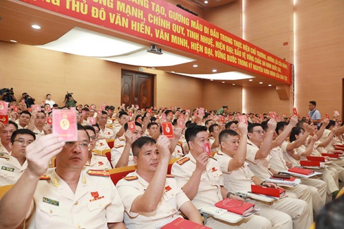 Los delegados de la policia de Hanoi realizaron votacion en el Congreso. Foto: Cahn