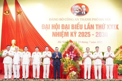 Dong chi Tran Sy Thanh - Uy vien Trung uong Dang, Pho Bi thu Thanh uy Ha Noi, Chu tich Uy ban nhan dan Thanh pho thay mat lanh dao Thanh pho tang hoa chuc mung Dai hoi. Anh: CAHN