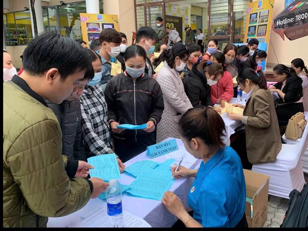 다낭 노동조합 어려운 조합원 및 노동자에게 선물 전달. 사진: tuong minh