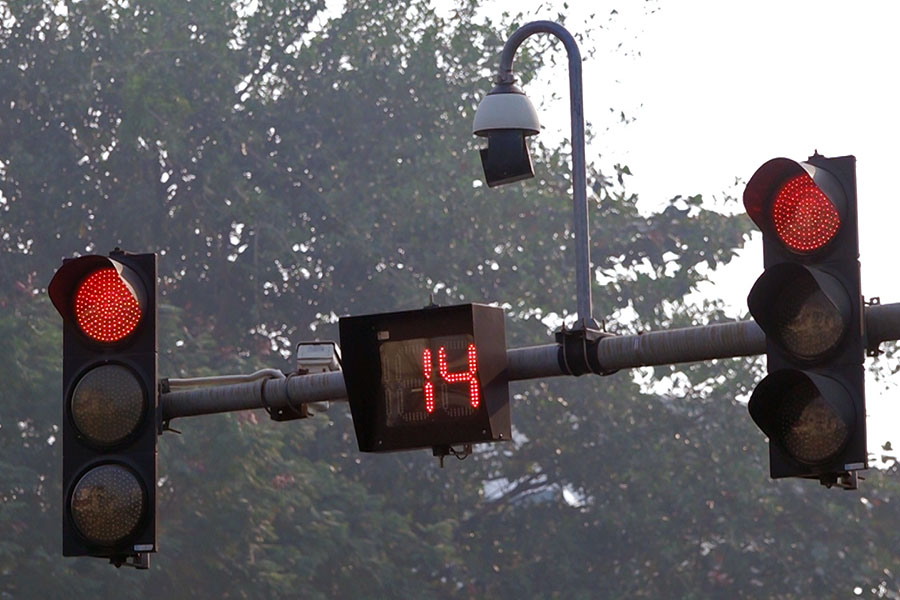 Controlling the traffic light cycle is to ensure smooth traffic. Photo: The Ky