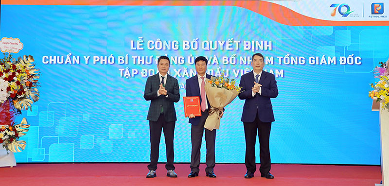 Dong chi Cao Anh Tuan - Thu truong Bo Tai Chinh va Dong chi Pham Van Thanh – Uy vien BCH Dang bo Chinh phu, Bi thu Dang uy, Chu tich HDQT Petrolimex trao Quyet dinh bo nhiem va tang hoa chuc mung tan Tong Giam doc Petrolimex Luu Van Tuyen. Anh: Petrolimex