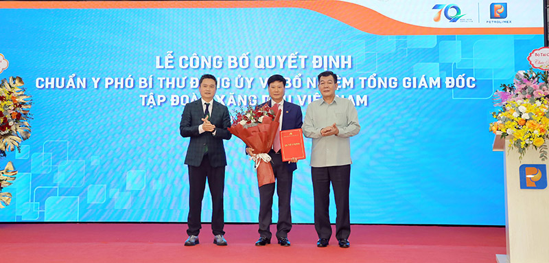 Dong chi Nguyen Duc Phong – Pho Bi thu Dang uy Chinh phu va Dong chi Pham Van Thanh – Uy vien BCH Dang bo Chinh phu, Bi thu Dang uy, Chu tich HDQT Petrolimex trao Quyet dinh chuan y va tang hoa chuc mung Pho Bi thu Dang uy Petrolimex Luu Van Tuyen