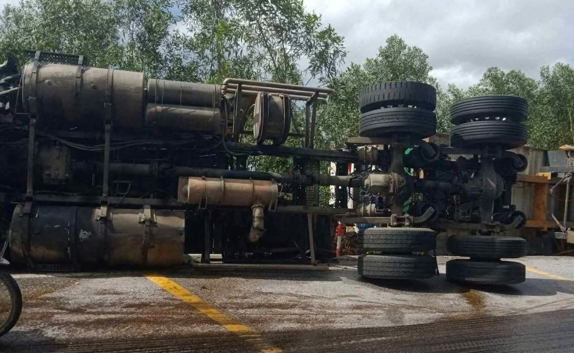 국도 12A에서 전복된 컨테이너 트럭. 사진: 하이린