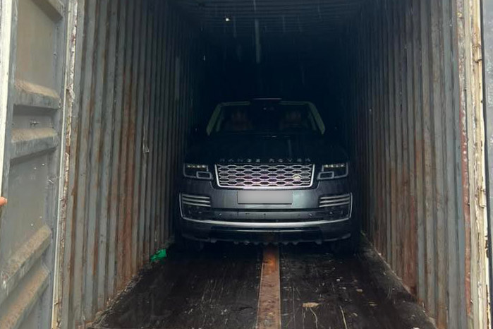 El propietario del automovil de Range Rover en Quang Ninh pone vehiculos en contenedores para proteger los efectos del Typhoon No. 3. Foto: Thanh Luan