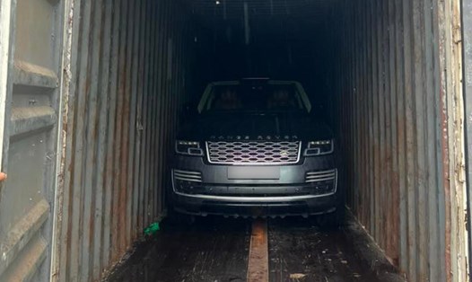 Chủ xe Range Rover ở Quảng Ninh đưa phương tiện vào container để bảo vệ trước ảnh hưởng của bão số 3. Ảnh: Thành Luân