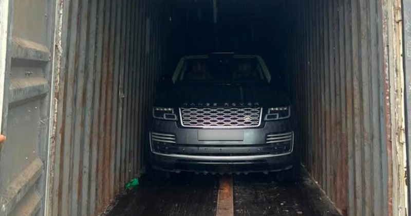 Range Rover Inside Container F Range Rover owner in Quang Ninh puts the vehicle in a container to cope ...