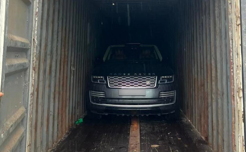 The owner of a Range Rover in Quang Ninh put the vehicle in a container to protect against the impact of storm No. 3. Photo: Thanh Luan