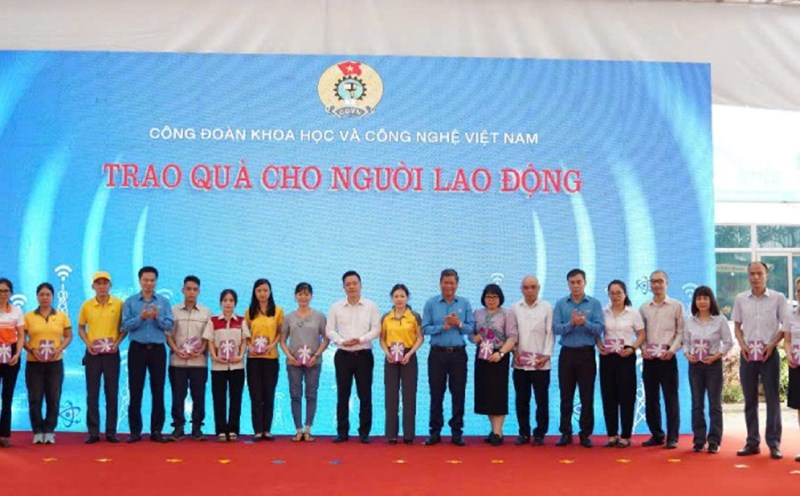 The Vietnam Science and Technology Trade Union presents gifts to workers on the occasion of Workers' Month 2025. Photo: Quynh Chi