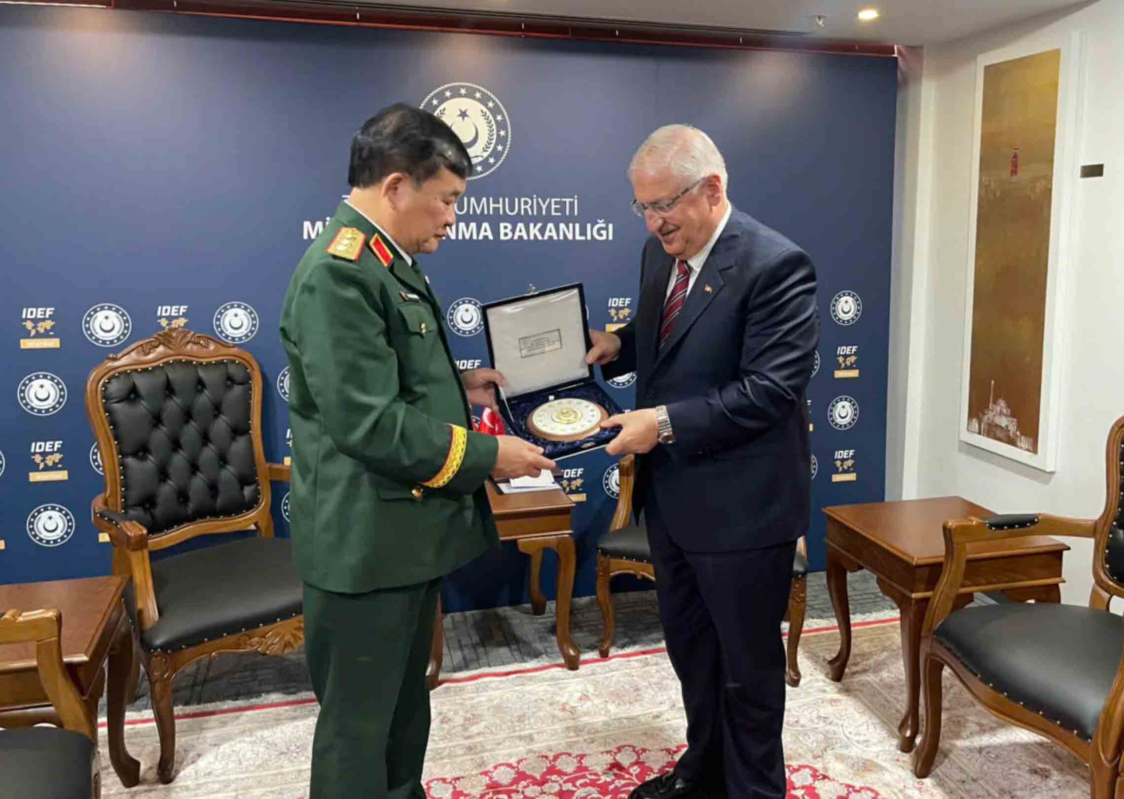 호앙쑤언찌엔 상장이 판반장 장관의 서한을 전달하여 터키 국방부 장관을 베트남 방문에 초청했습니다. 사진: 끼에우찐