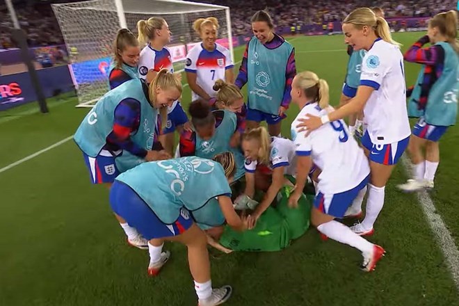 스웨덴과의 8강전 승리와 마찬가지로 잉글랜드 대표팀은 준결승에서 이탈리아를 상대로 역전승을 거두고 2025년 유로 여자 결승에 진출했습니다. 사진: 비디오 캡처