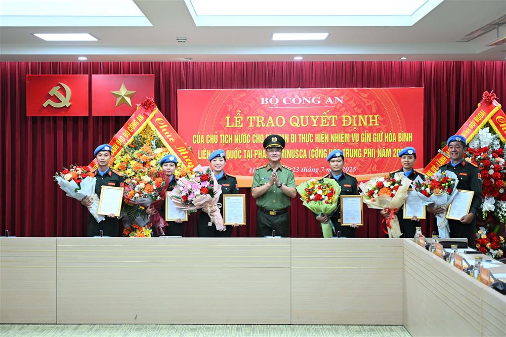 6명의 공안 장교가 중앙아프리카 공화국 유엔 평화 유지 임무를 맡기로 결정했습니다. 사진: 공안부