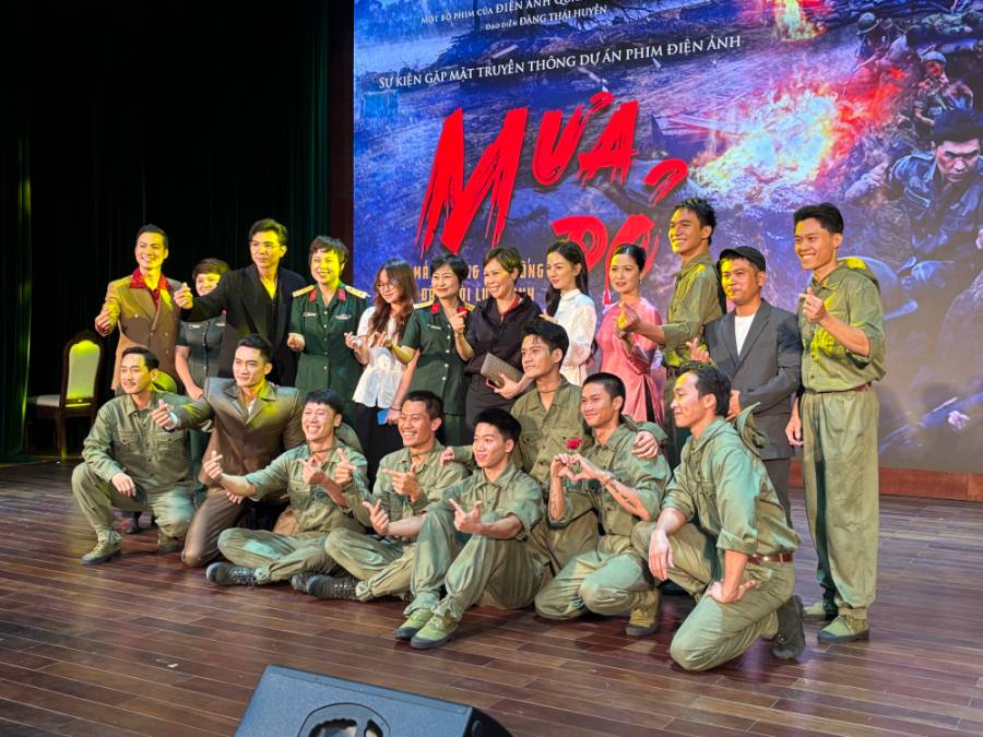 Dan dien vien phim “Mua do” quay o Quang Tri trong 81 ngay dem. Anh: Huyen Chi