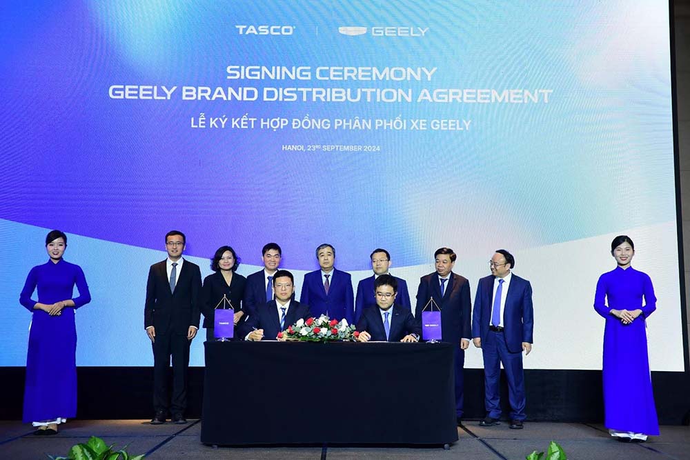 Tasco representatives and Geely signed a contract to distribute the Geely brand in Vietnam. Photo: Nguyen Nhan